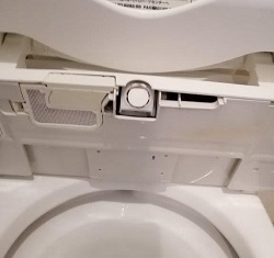 便座裏のお掃除
